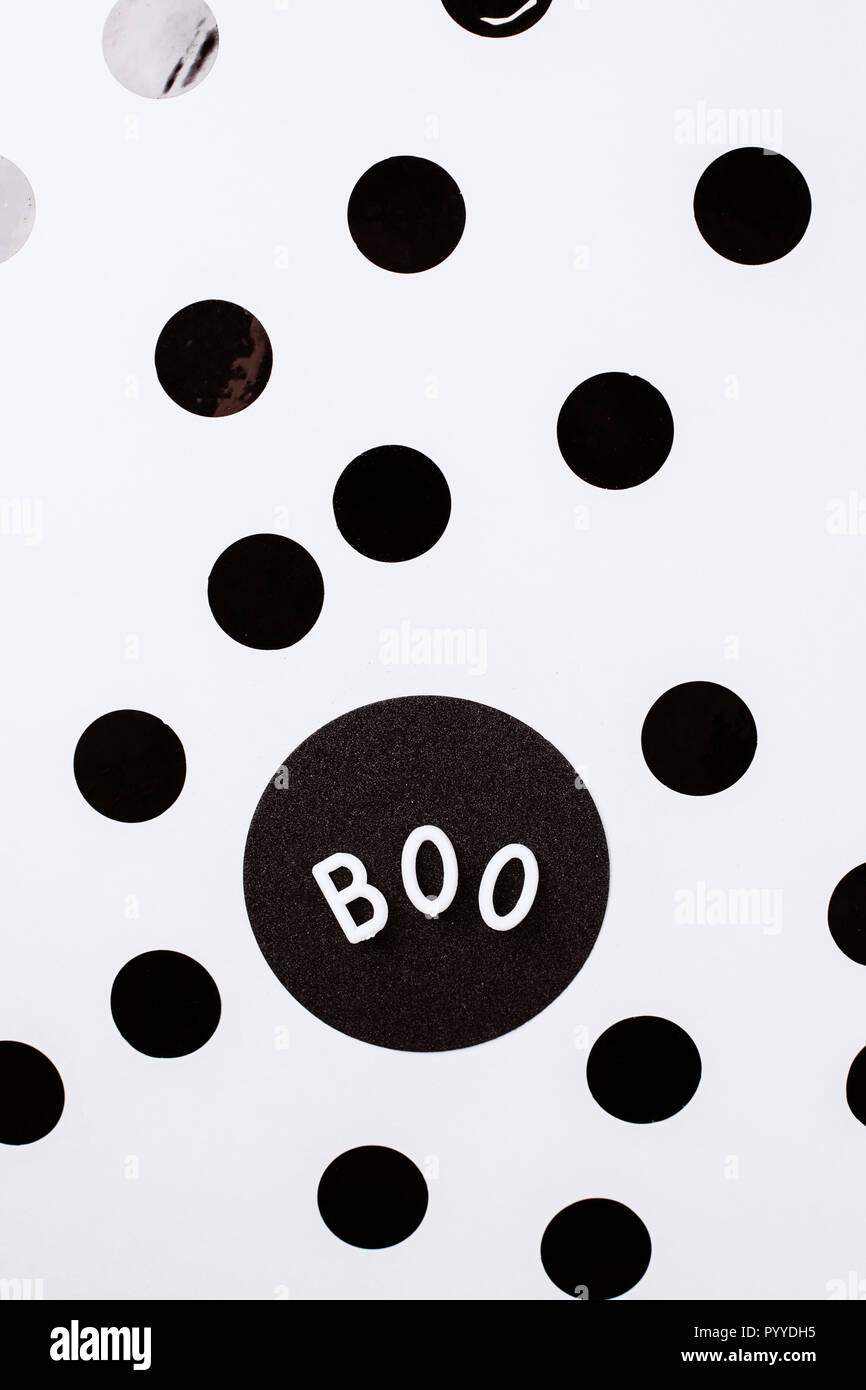 Mot Boo avec cercle noir black confetti. Halloween party concept. Mise à plat isolé style sur le fond blanc. Banque D'Images