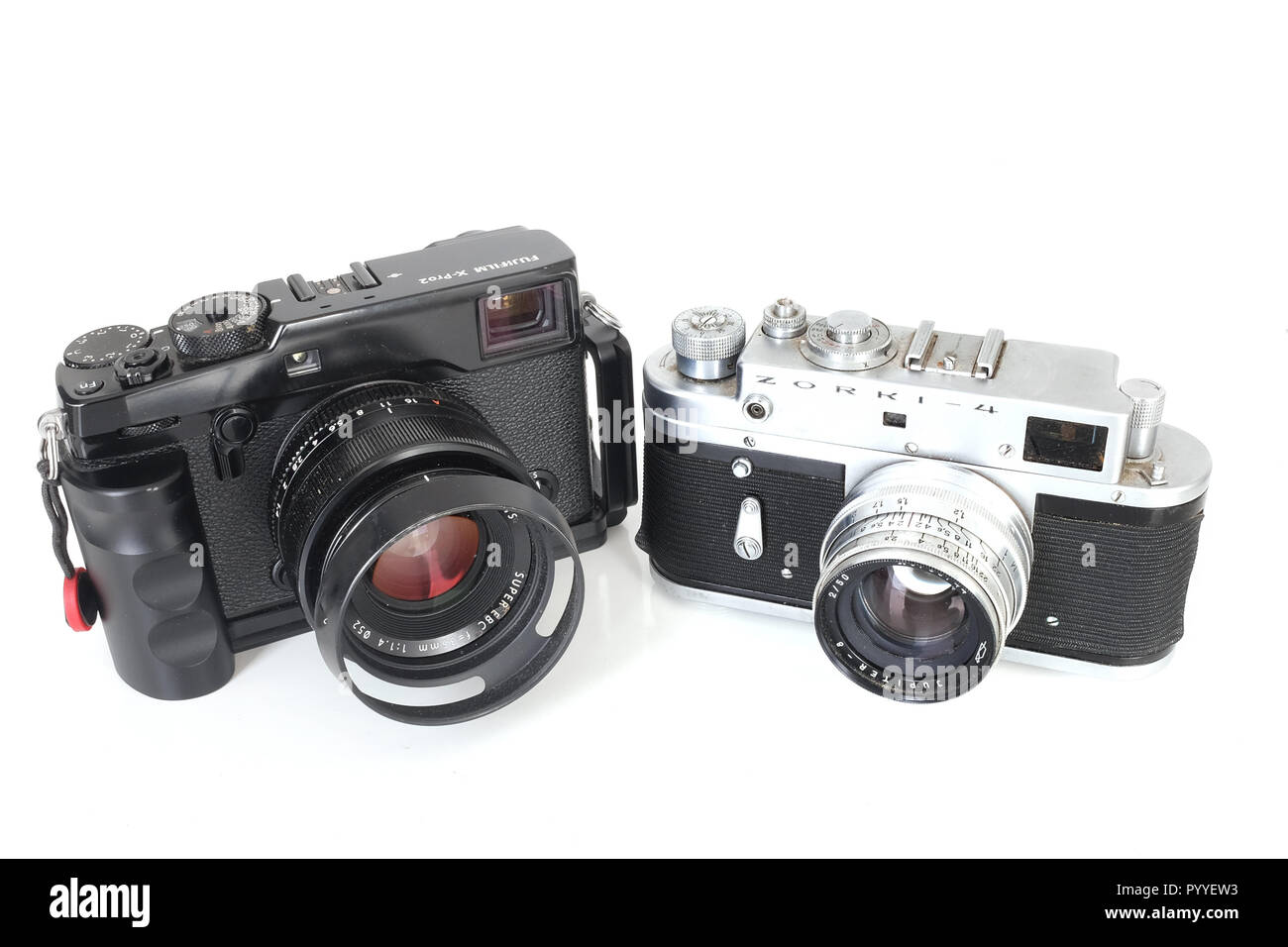 Octobre 2018 - anciens et nouveaux, un Zorki russe 35mm télémètre avec un appareil photo Fujifilm moderne X-Pro2 appareil photo. Banque D'Images