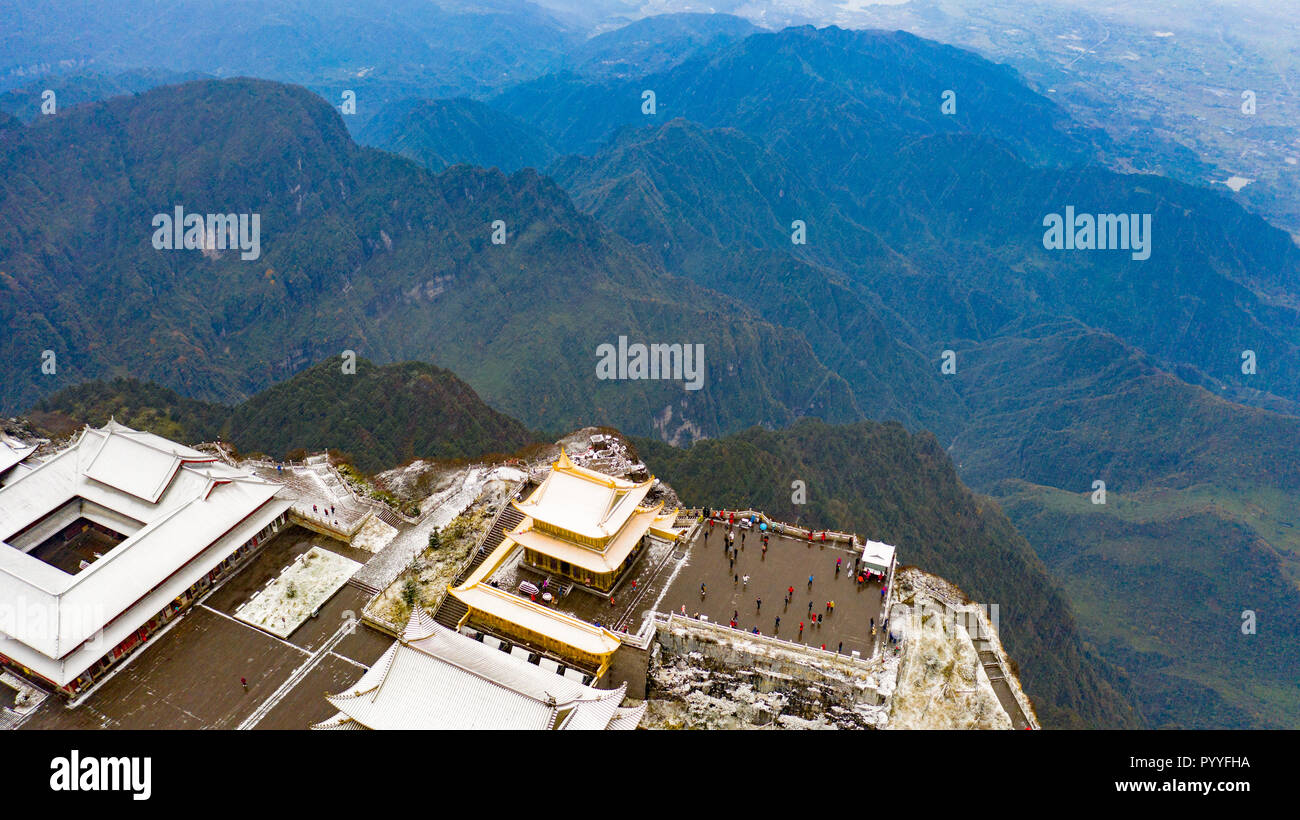 Plate-forme d'observation sur l'Emeishan ou Emei Mountain, province du Sichuan, Chine Banque D'Images