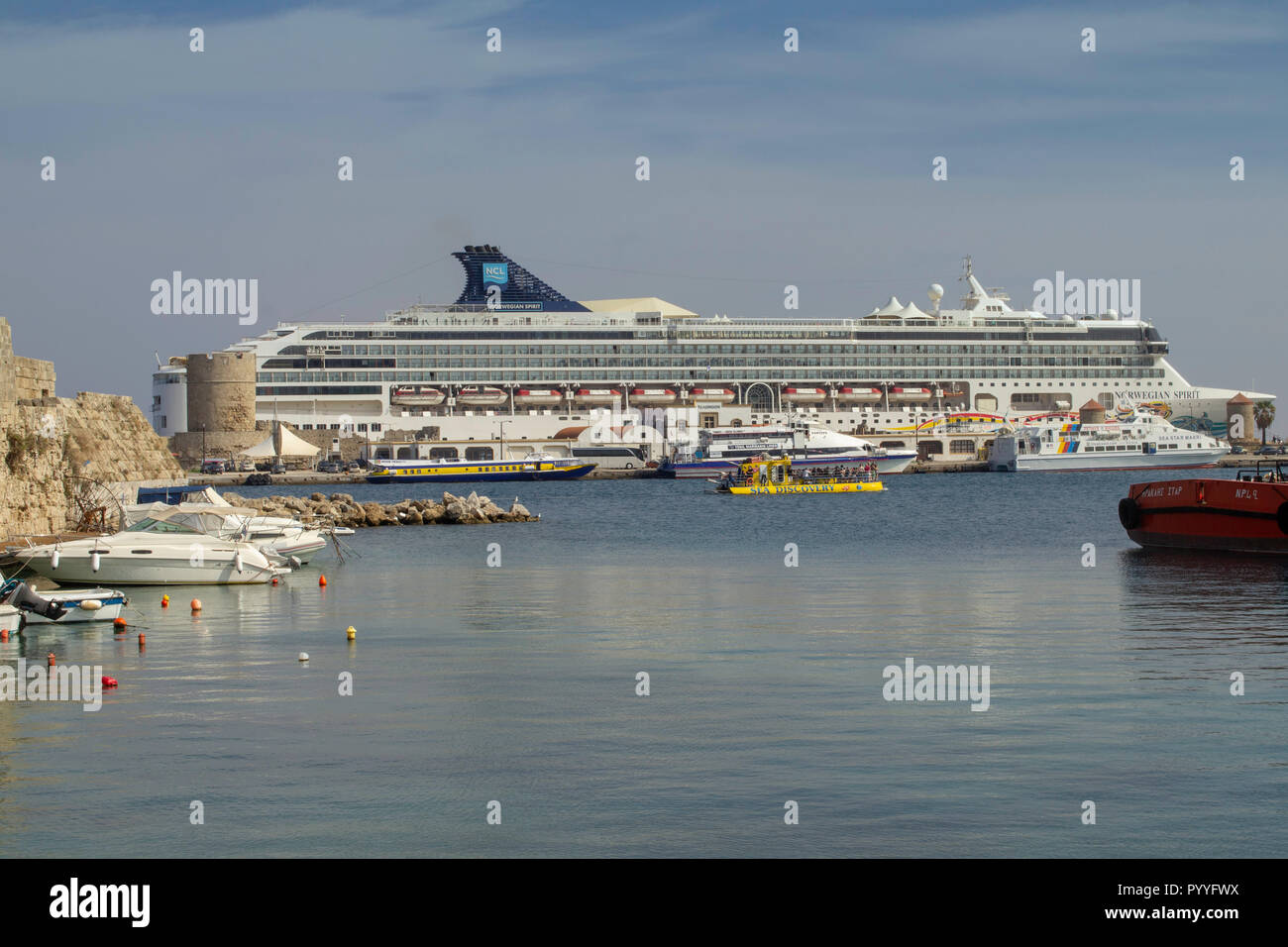 Le Norwegian Spirit bateau de croisière amarré à Rhodes, en Grèce. Avec une capacité de 2000 passagers, le navire domine le port ici. Banque D'Images