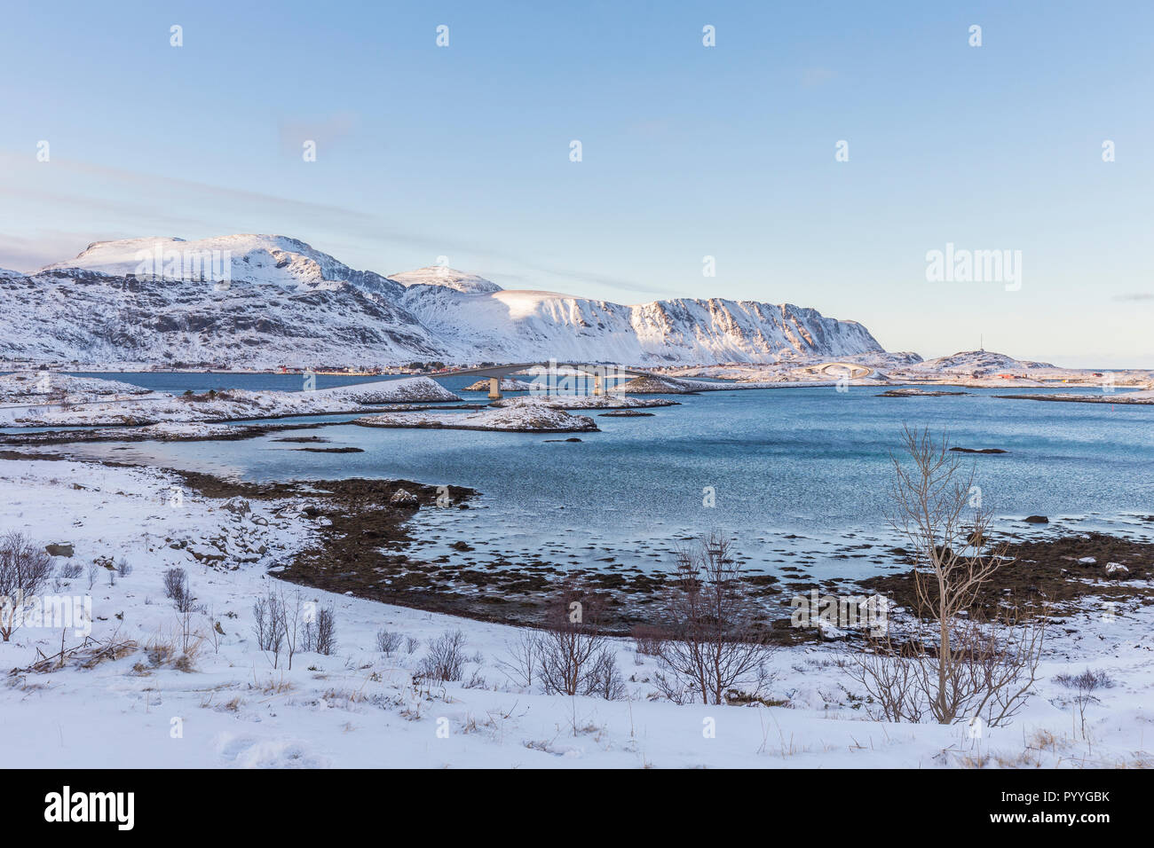 L'Fredvang ponts relient les îles et Moskenesøya Flakstadøya en hiver dans les Lofoten, Norvège Banque D'Images
