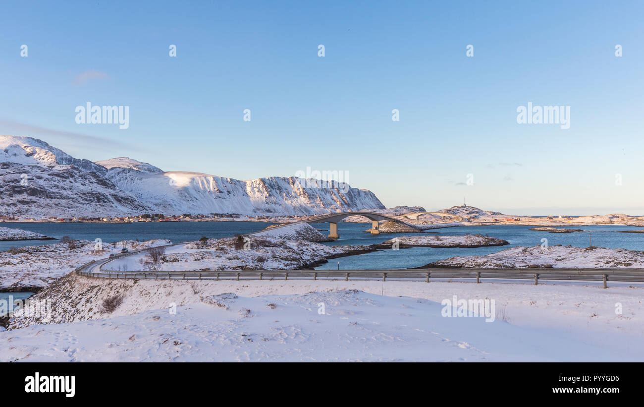 L'Fredvang ponts relient les îles et Moskenesøya Flakstadøya en hiver dans les Lofoten, Norvège Banque D'Images