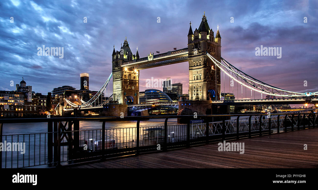 Tower Bridge de Londres au crépuscule Banque D'Images