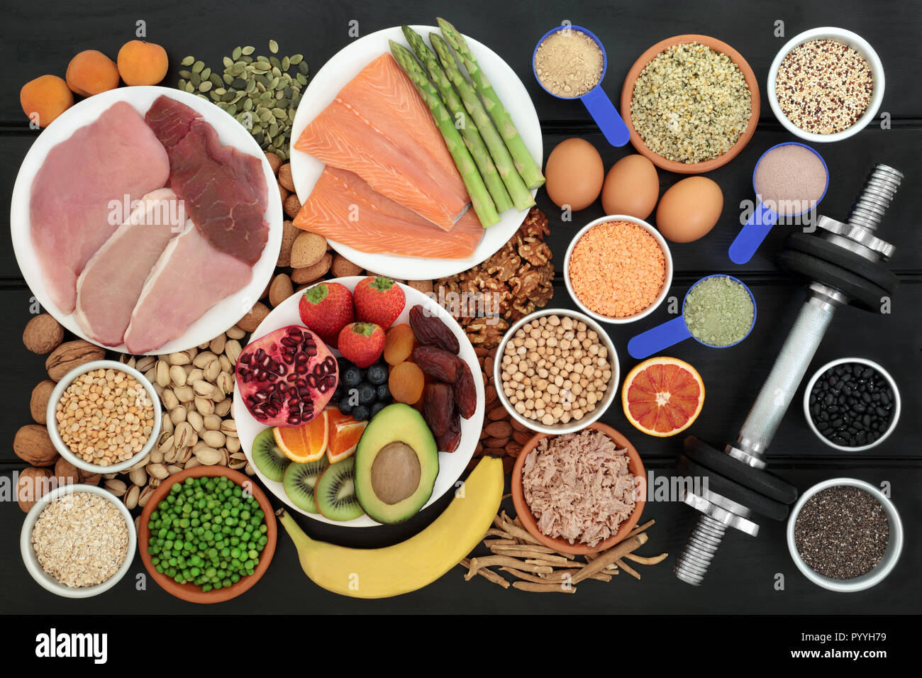 Nourriture santé pour les culturistes en protéines tels que la viande, les produits laitiers, supplément de poudres, grains, céréales, fruits, légumes, herbes, noix et graines. Banque D'Images
