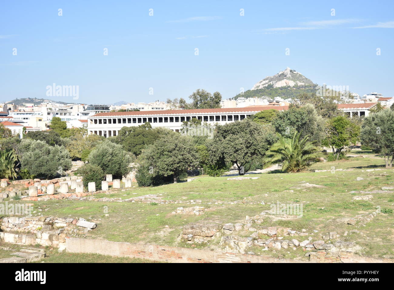 Agora antique d'Athènes, Stoa d'Attale et point de vue sur la colline de Lycabettus Banque D'Images