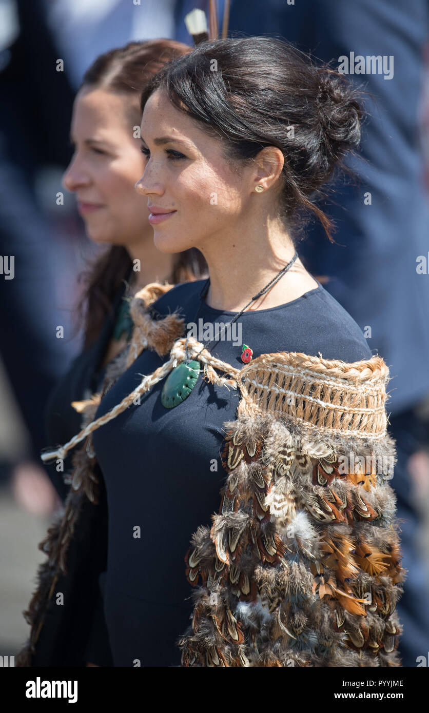 La Duchesse de Sussex porte un manteau traditionnel Maori appelé un Korowai, lors d'une visite à Te Papaiouru, Ohinemutu, à Rotorua, avant un déjeuner en l'honneur de Harry et Meghan, sur le quatrième jour de la visite du couple royal de la Nouvelle-Zélande. Banque D'Images