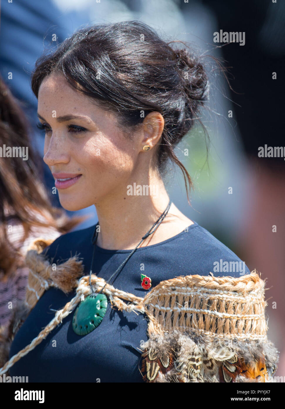 La Duchesse de Sussex porte un manteau traditionnel Maori appelé un Korowai, lors d'une visite à Te Papaiouru, Ohinemutu, à Rotorua, avant un déjeuner en l'honneur de Harry et Meghan, sur le quatrième jour de la visite du couple royal de la Nouvelle-Zélande. Banque D'Images