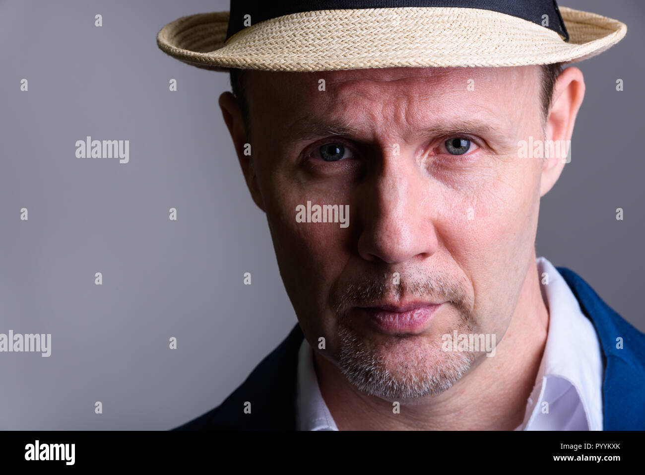 Close up of young businessman wearing hat indoors Banque D'Images