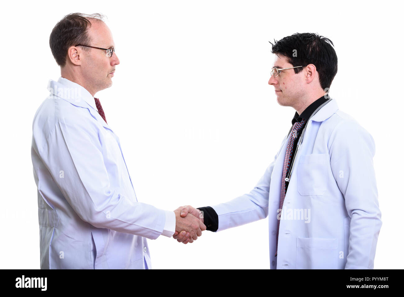 Vue de profil d'homme mûr et jeune homme médecin doctor shaking h Banque D'Images