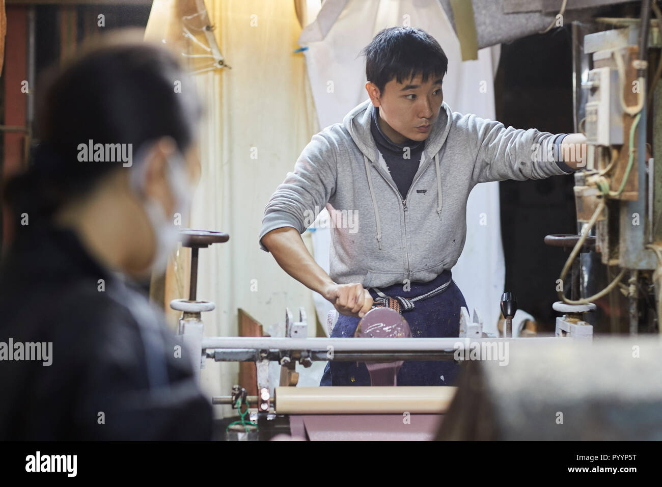 Les artisans japonais travaillant dans le studio Banque D'Images