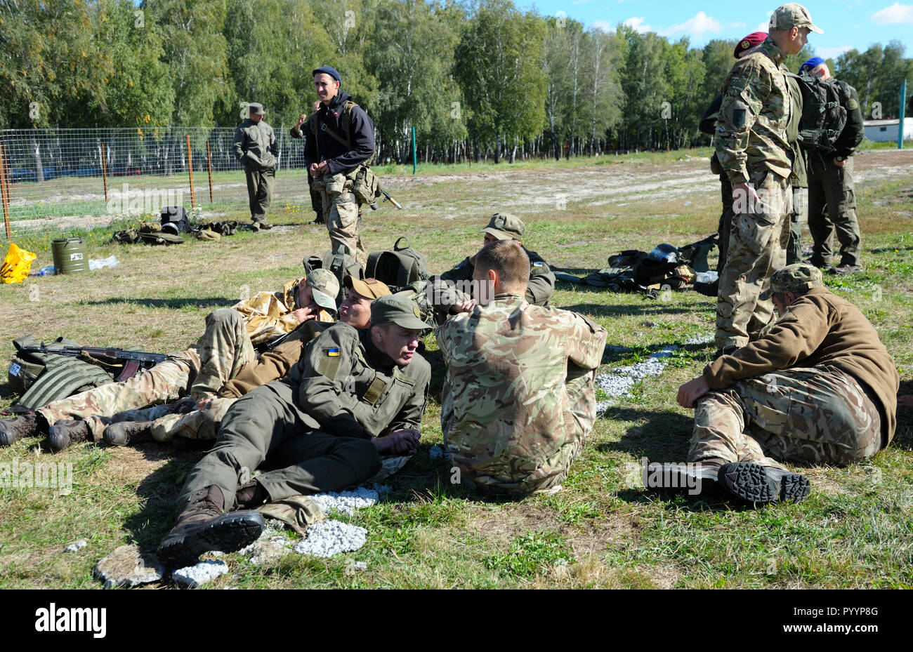 Prendre du repos. Des soldats ukrainiens et portant sur le sol après la formation. 18 octobre, 2018. Novo-Petrivtsi base militaire, l'Ukraine Banque D'Images