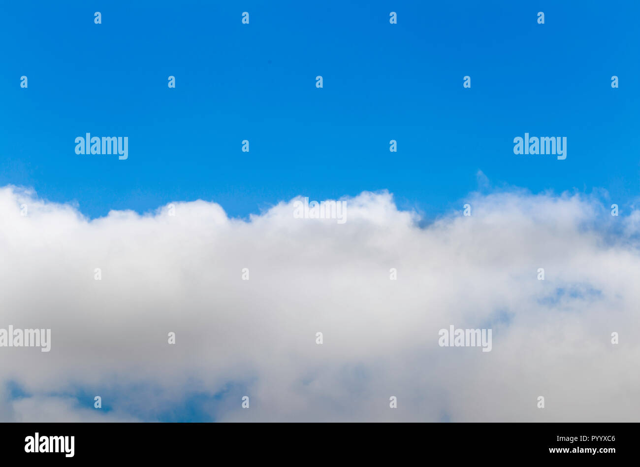 La moitié bleu ciel et la moitié ciel avec nuages en Andalousie, Espagne Banque D'Images