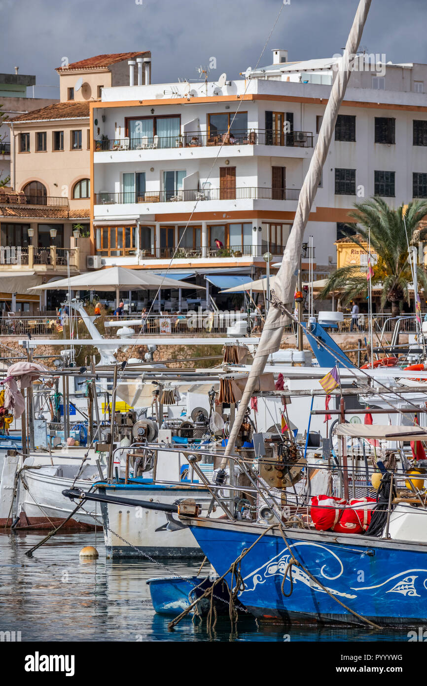 Port et port de plaisance de Cala Ratjada, Capdepera, Majorque, Îles Baléares, Espagne Banque D'Images