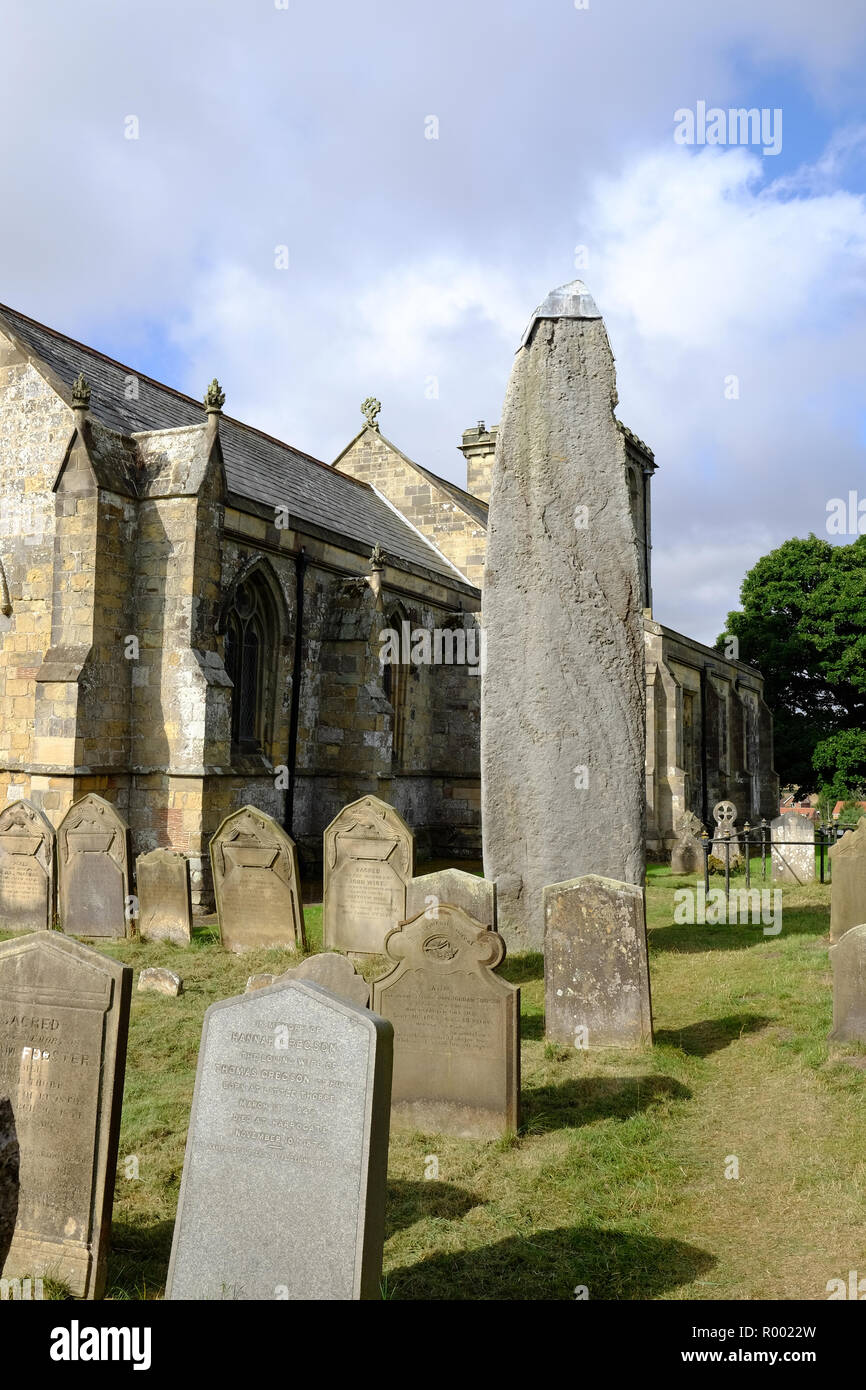 La pierre préhistorique dans le cimetière à Rudston, East Yorkshire Banque D'Images