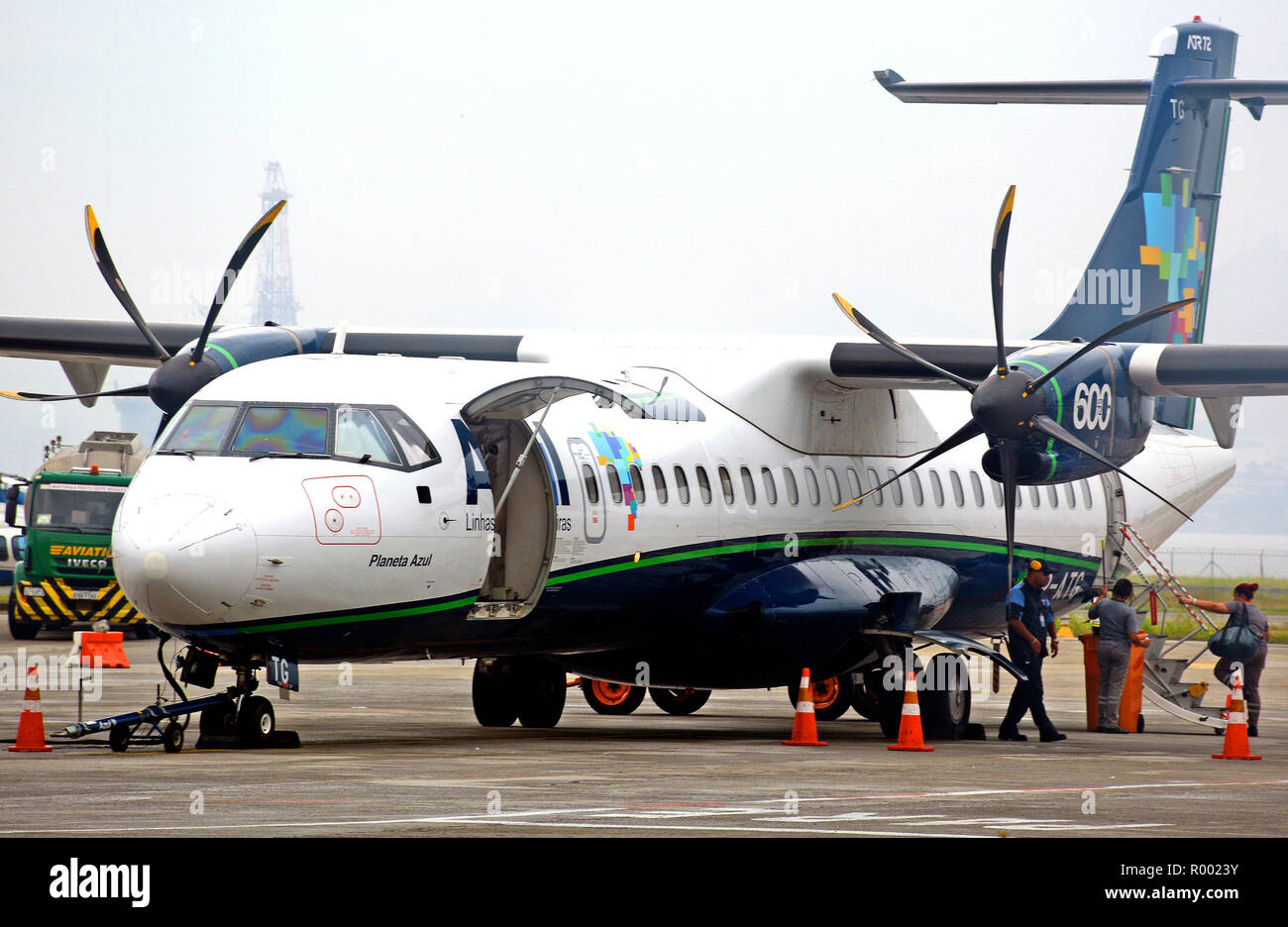Avion ATR 72 d'Azul company à l'aéroport Santos Dumont, Rio de Janeiro, Brésil Banque D'Images