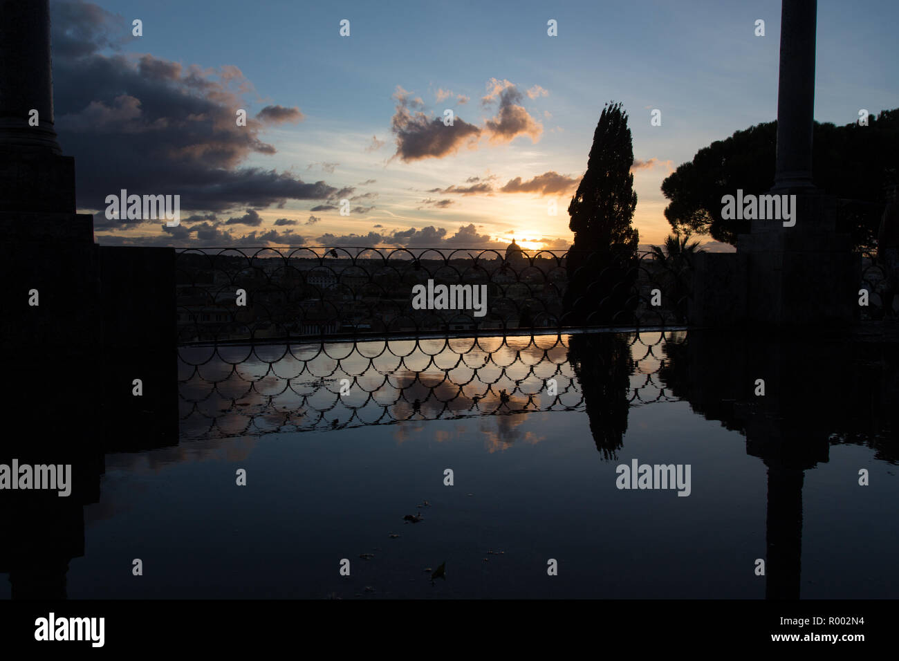 Roma, Italie. 30Th Oct, 2018. Vue sur coucher de soleil sur Rome du Terrazza Belvédère avec réflexions sur flaque Coucher du soleil vu de la terrasse de l'Pincio et depuis le belvédère en face de la Casina Valadier à Rome Crédit : Matteo Nardone/Pacific Press/Alamy Live News Banque D'Images