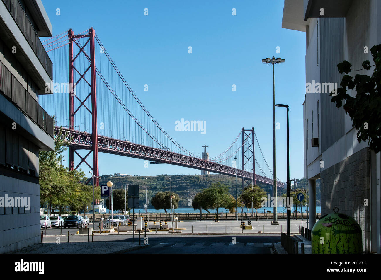 Vue sur le Ponte 25 de Abril pont suspendu au-dessus de la rivière Tagus (Rio Tejo) avec Jésus Christ Statue, Cristo Rei, Lisbonne, Portugal. Banque D'Images