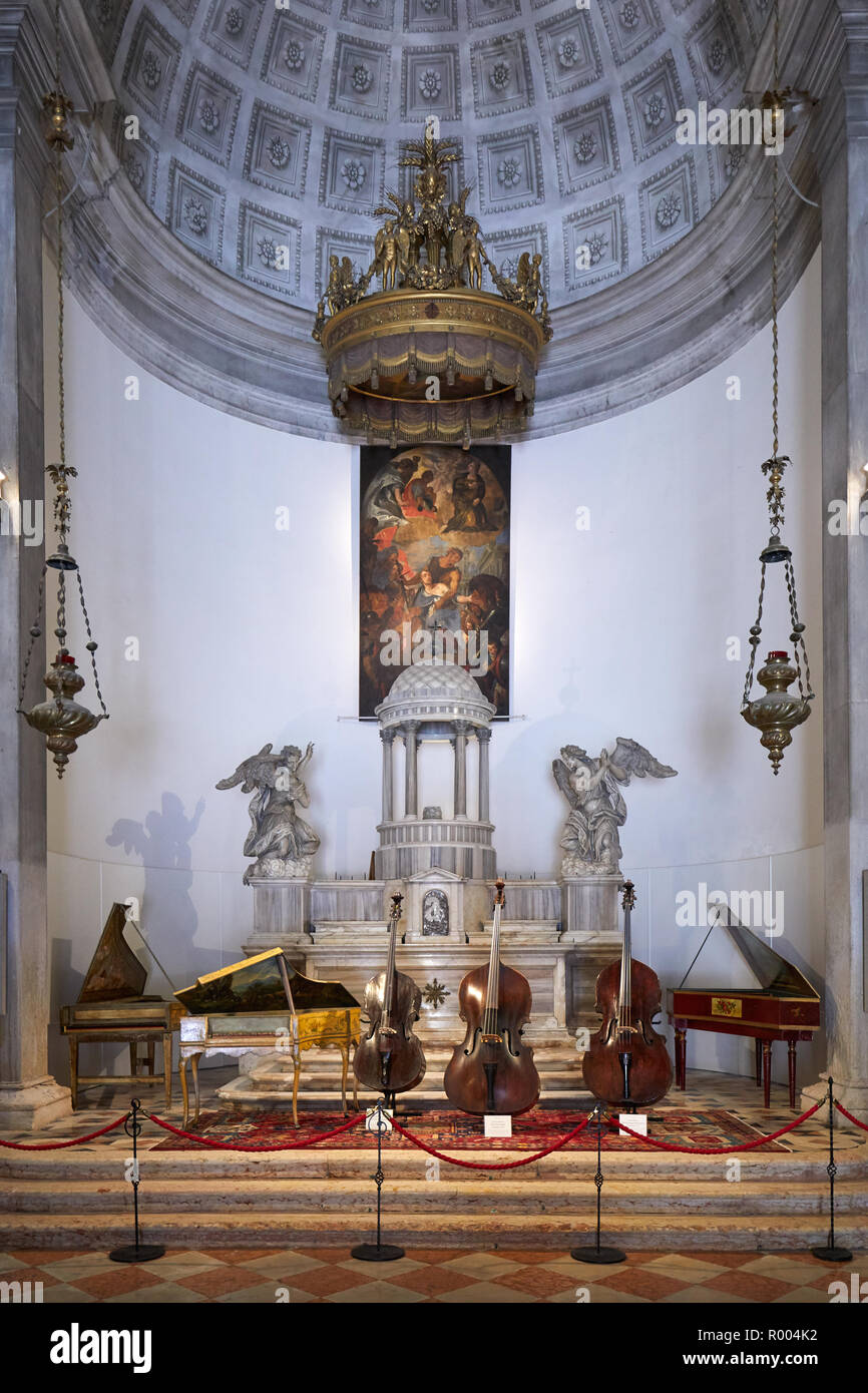 Venise, Italie - 14 août 2017 : instruments à cordes Italie ancienne exposition dans l'église San Maurizio à Venise, Italie Banque D'Images