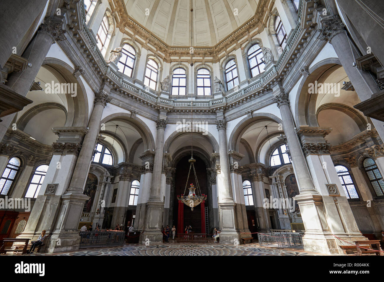 Venise, Italie - 14 août 2017 : Saint Marie de la santé, de l'intérieur du dôme de l'église avec des gens à Venise, Italie Banque D'Images