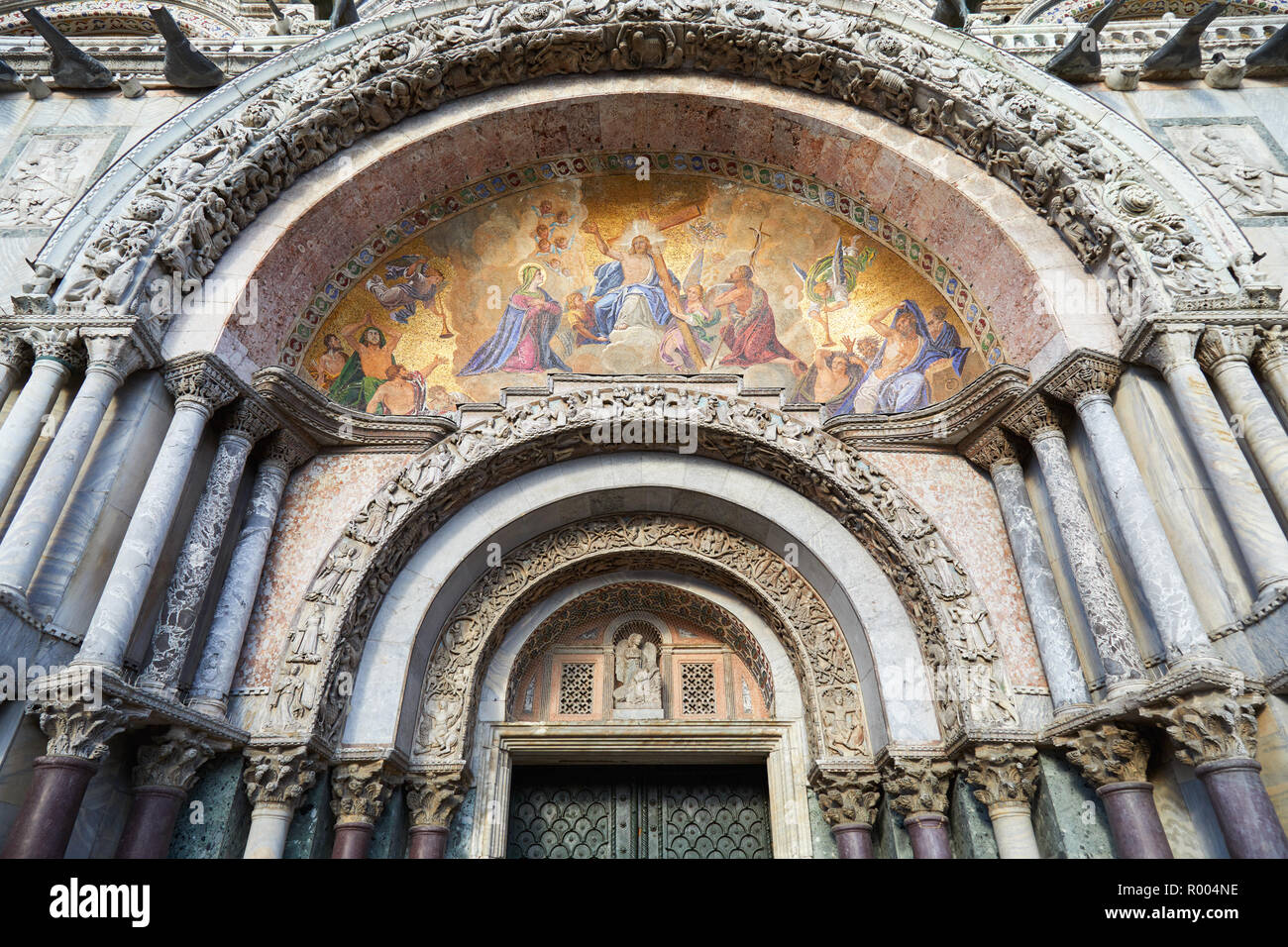 Façade de la basilique Saint Marc avec détails dorés, des mosaïques colorées, des colonnes en marbre et sculptures à Venise, Italie Banque D'Images