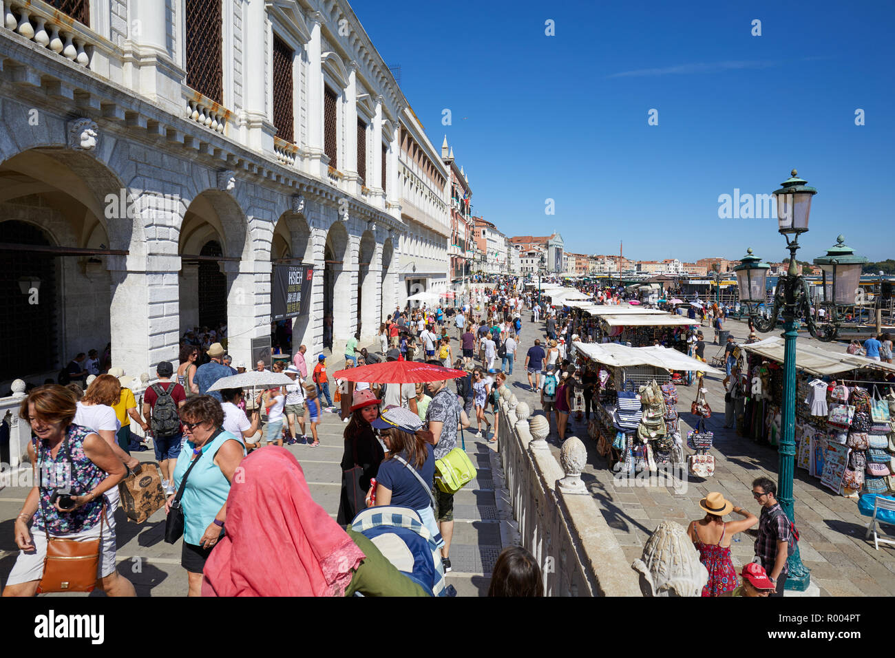 Venise, Italie - 13 août 2017 : les gens et les touristes à Venise à pied avec des parapluies sous le soleil près de la place San Marco dans une journée ensoleillée en Ita Banque D'Images