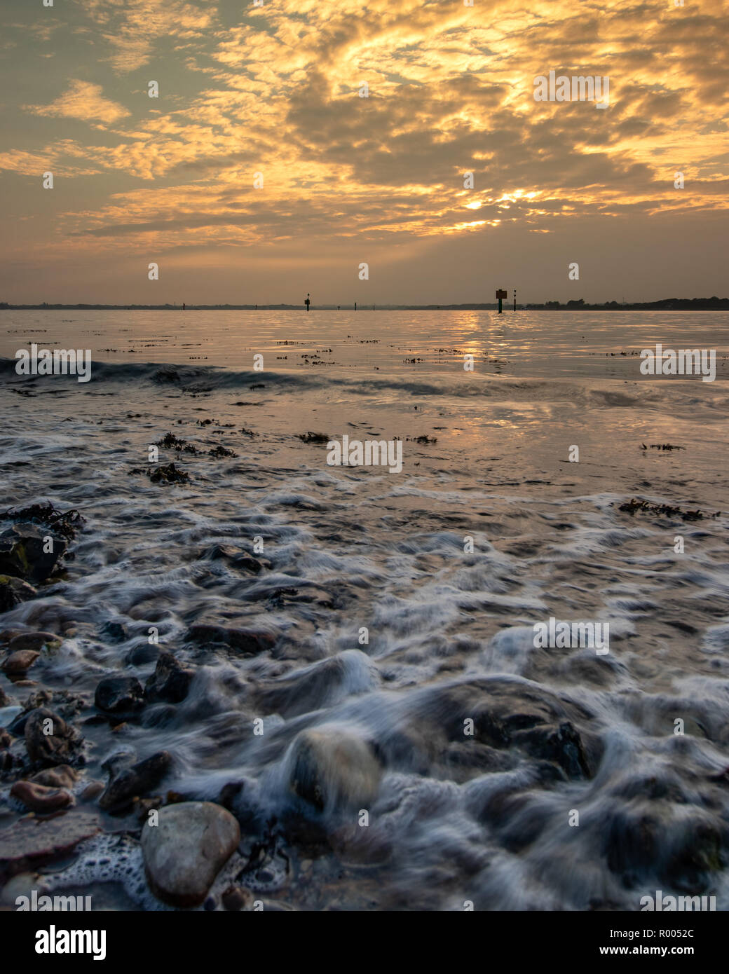 Côte Rocheuse au coucher du soleil avec les rayons de lumière qui brillait à travers les nuages Banque D'Images