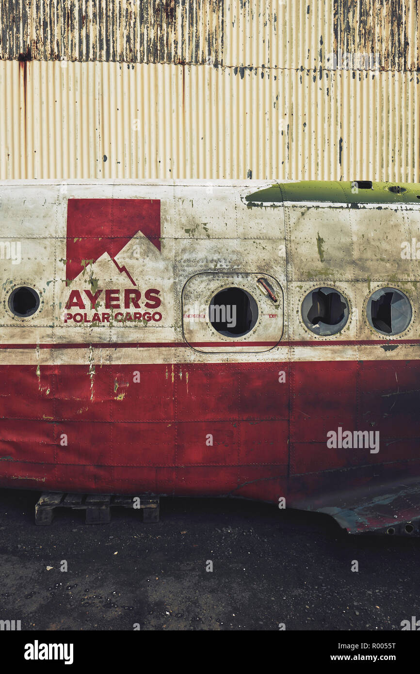 Un avion cargo Polar Ayers vintage maintenant désaffectée à gauche du fuselage en Islande. Banque D'Images