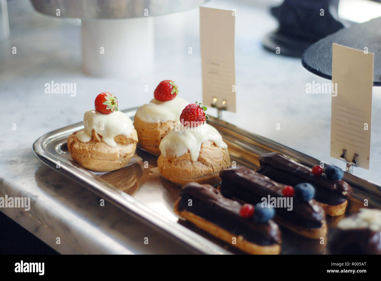 Les desserts sucrés et des gâteaux dans une vitrine d'un café Banque D'Images