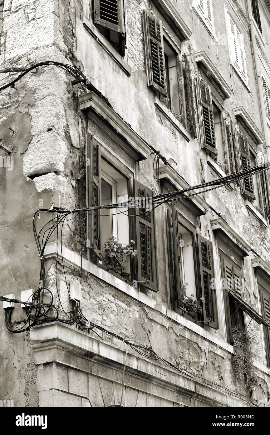 Façade d'un bâtiment historique dans la vieille ville de Pula Banque D'Images