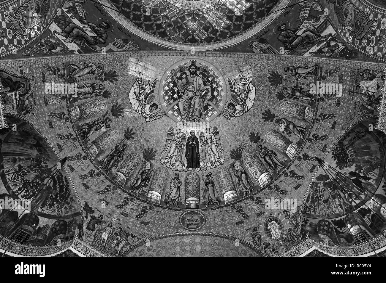 KRONSTADT, RUSSIE - 6 janvier 2015 : néo-byzantin de l'intérieur décoration de la Cathédrale Orthodoxe Russe de la Marine de Saint Nicholas. Tableaux religieux Banque D'Images