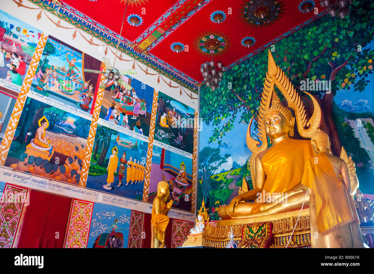 KOH SAMUI, THAÏLANDE - 26 avril 2014 : beau plafond de l'un des temples bouddhistes au temple Wat Plai Laem dans l'île de villégiature. La conception intègre elem Banque D'Images