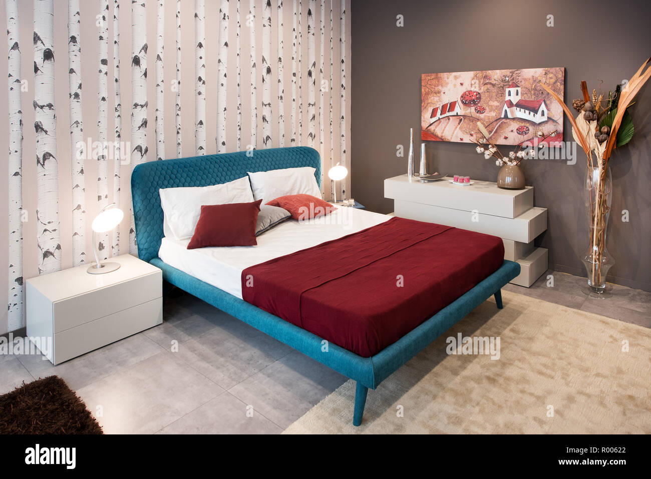 Concept de conception de chambre à coucher avec lit bleu vintage sur les jambes et les bouleaux naturels mur décoré Banque D'Images