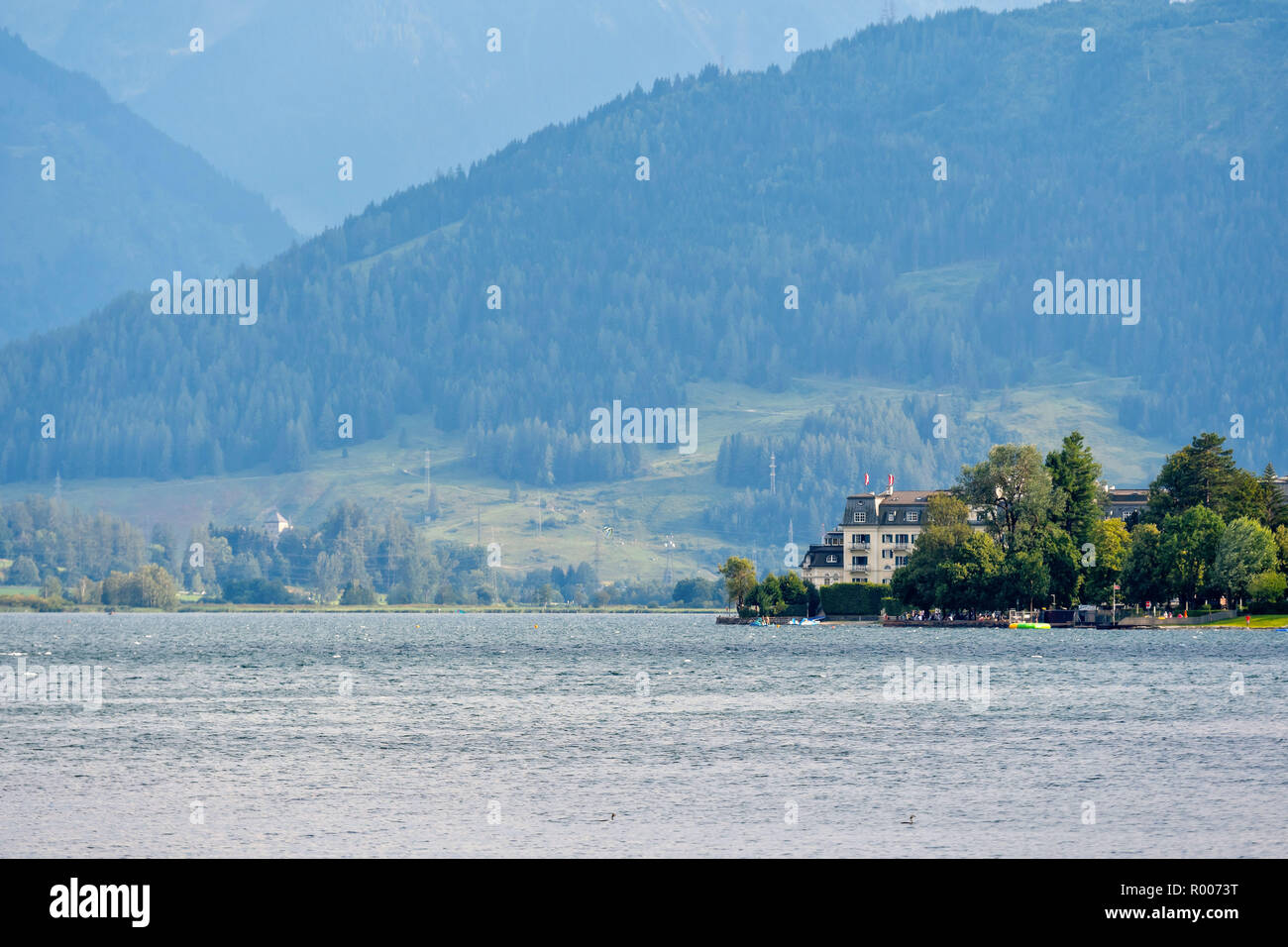 Se détendre au lac de montagne autrichienne Worthersee. Banque D'Images