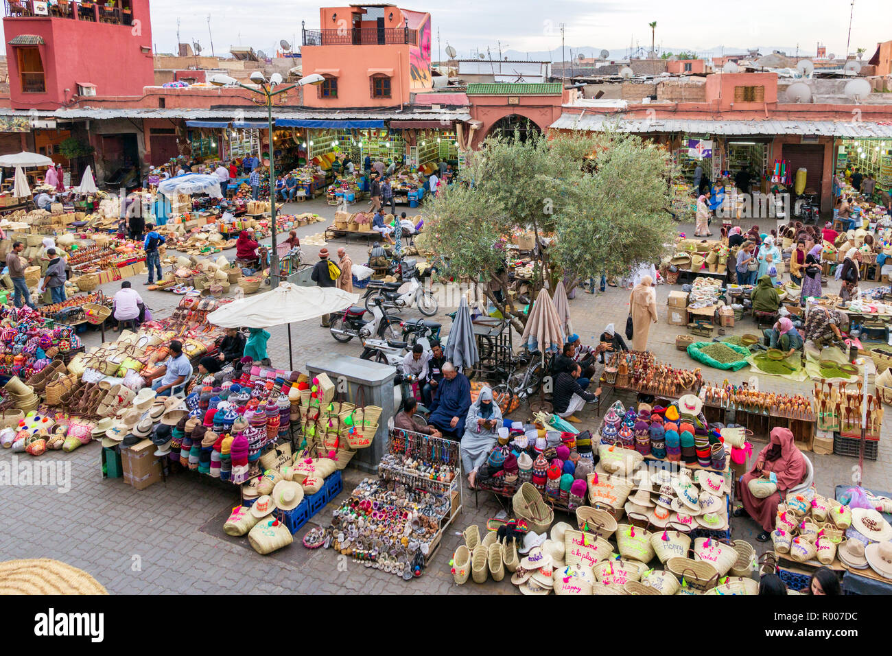 Marrakech, Maroc - Apr 28, 2016 : les populations locales selleing leurs marchandises au marché berbère dans les souks de Marrakech. Banque D'Images