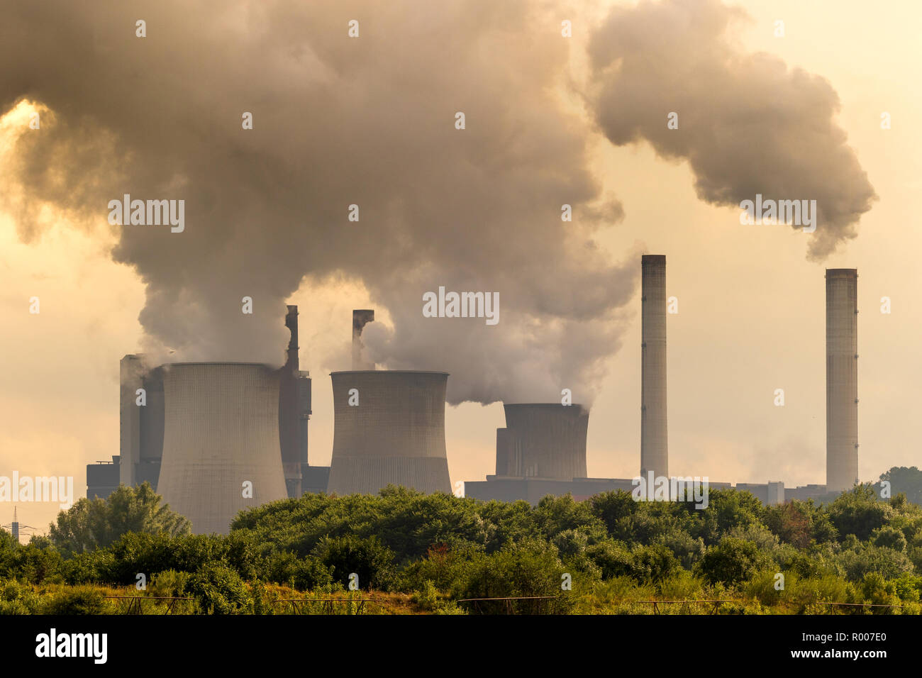 Brown coal power plant emission. Banque D'Images