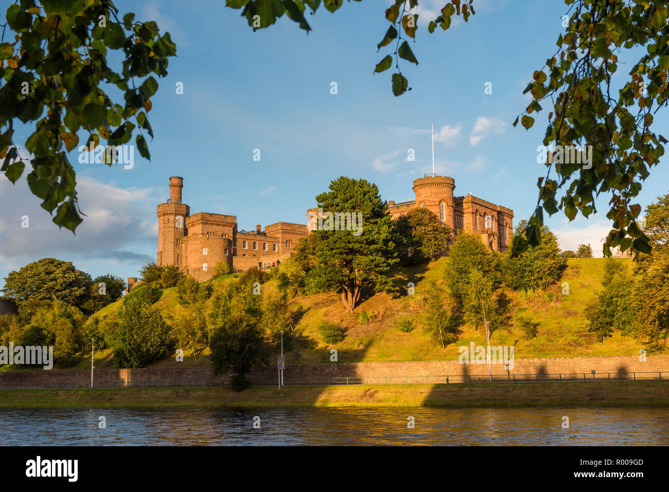 Le Château d'Inverness à partir de l'autre côté de la rivière Ness, Highlands écossais Banque D'Images