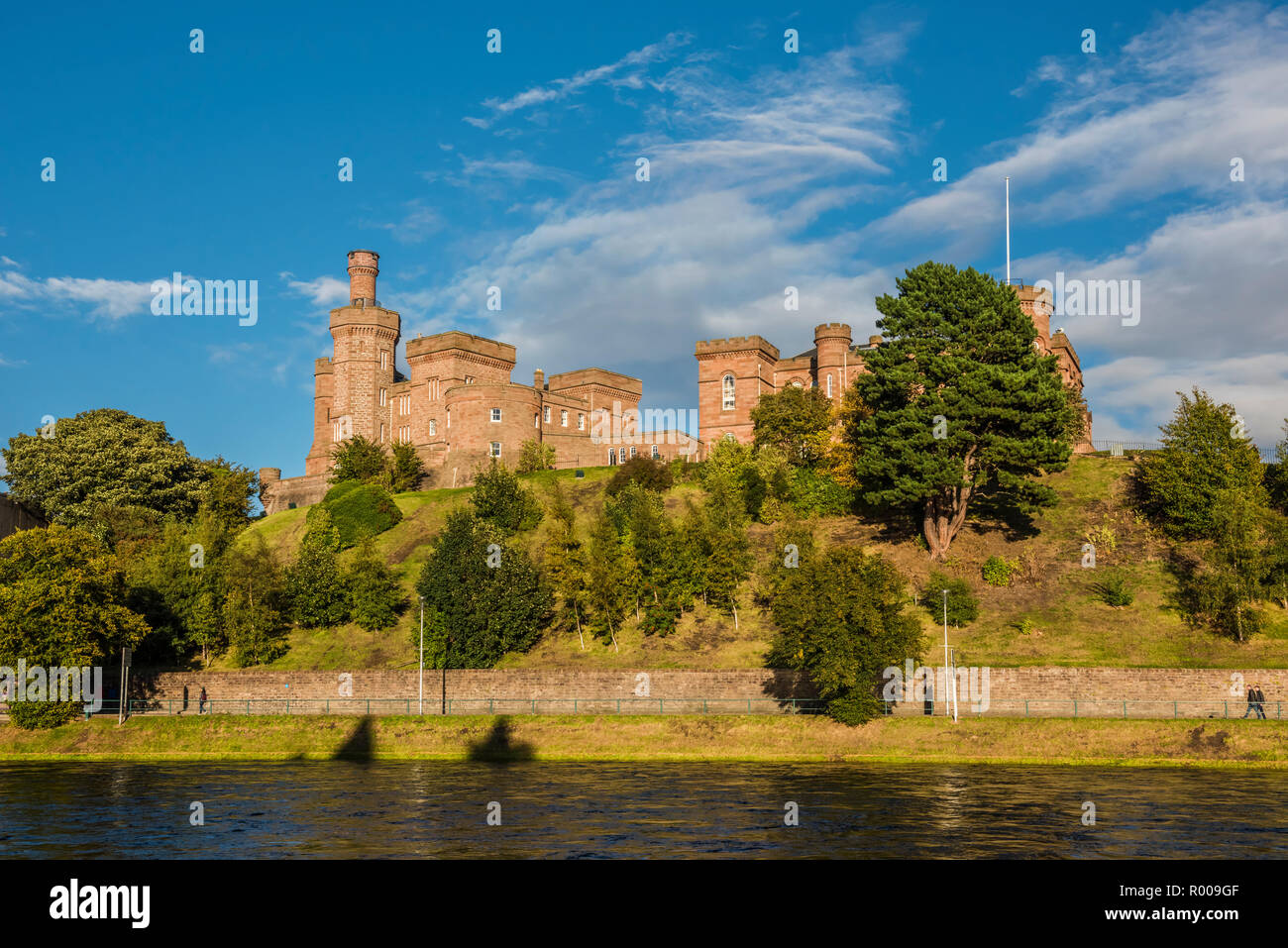 Le Château d'Inverness à partir de l'autre côté de la rivière Ness, Highlands écossais Banque D'Images
