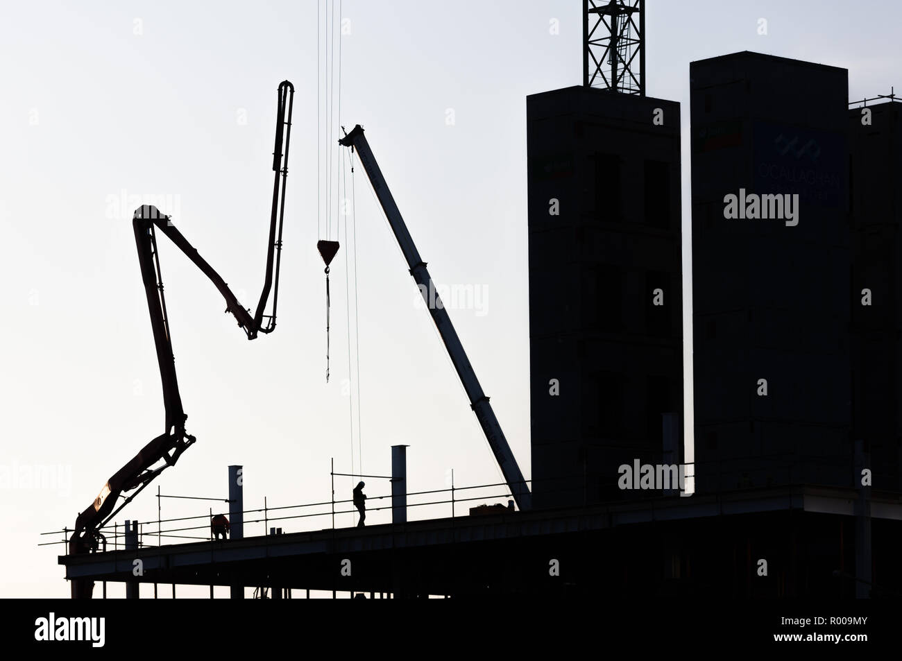 Cork, Irlande, 30 mars 2018. Travailleurs de la construction sur le toit du nouveau bâtiment carré Navigation sur Kennedy Quay Cork, Irlande. Banque D'Images