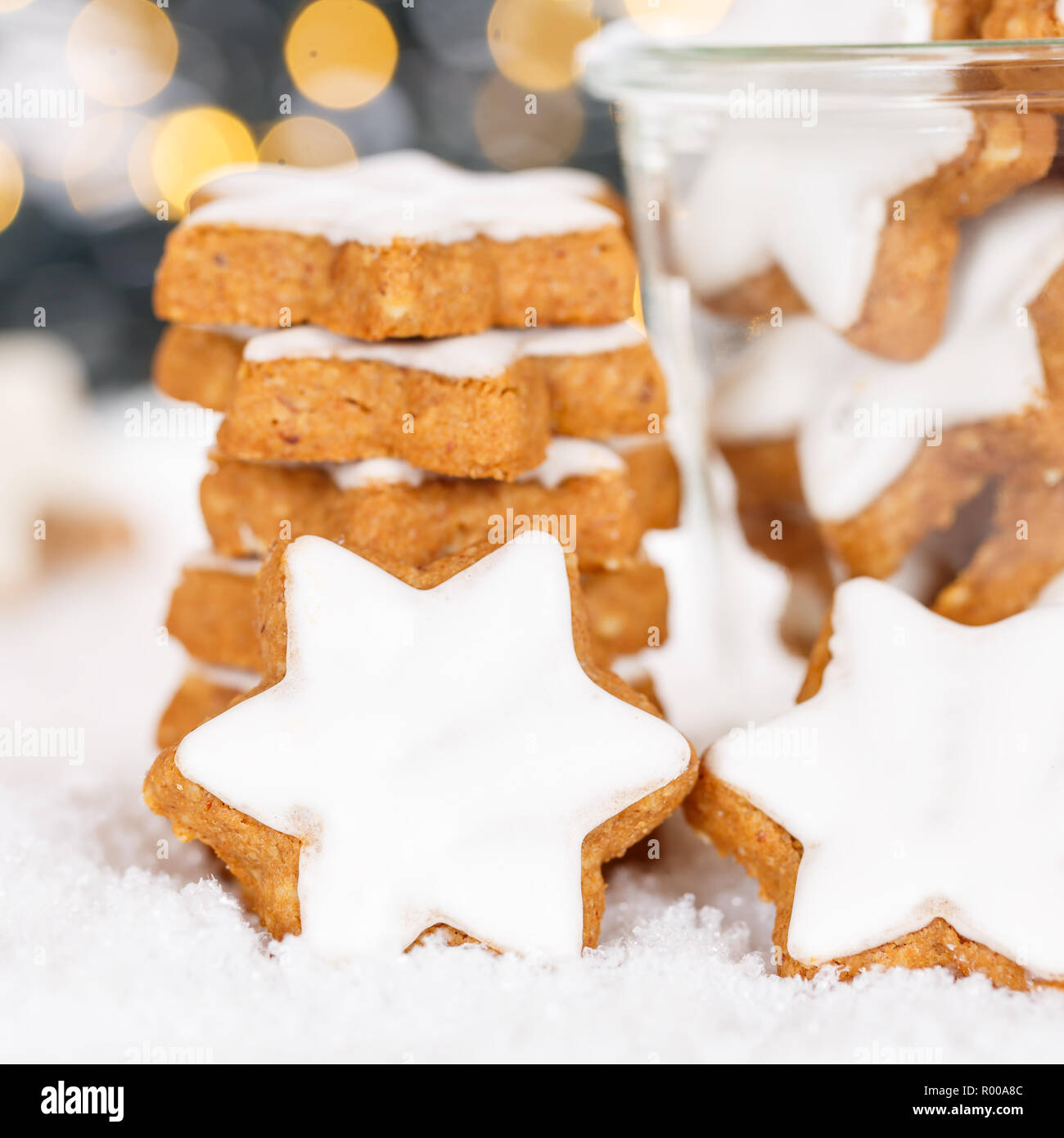 Les cookies de Noël étoiles cannelle boulangerie pâtisserie carré neige hiver Banque D'Images