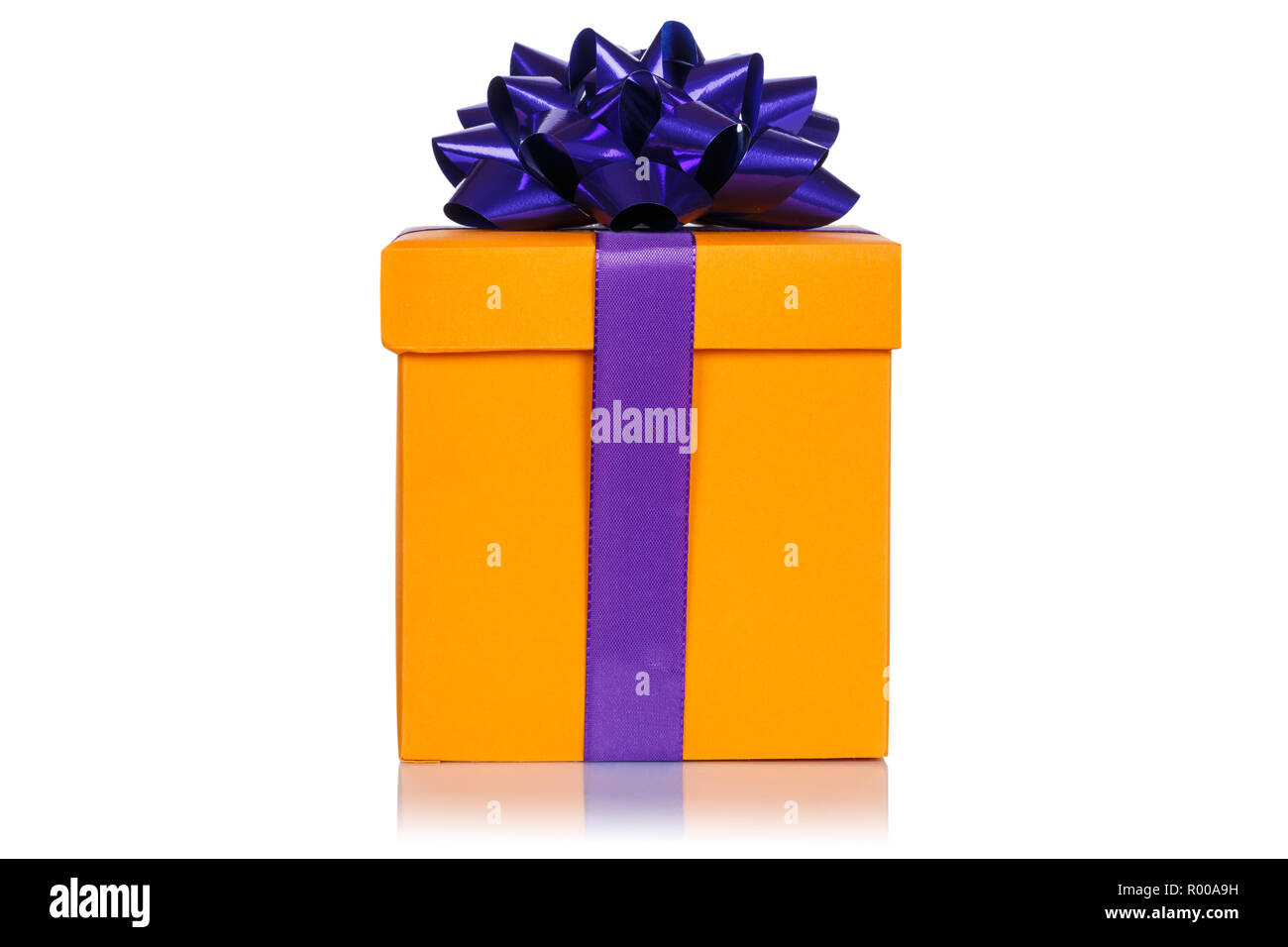 Cadeau d'anniversaire de mariage de Noël présent boîte orange isolé sur fond blanc Banque D'Images