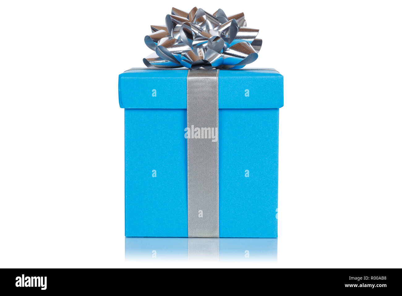 Cadeau d'anniversaire de mariage de Noël présent boîte bleue isolé sur fond blanc Banque D'Images