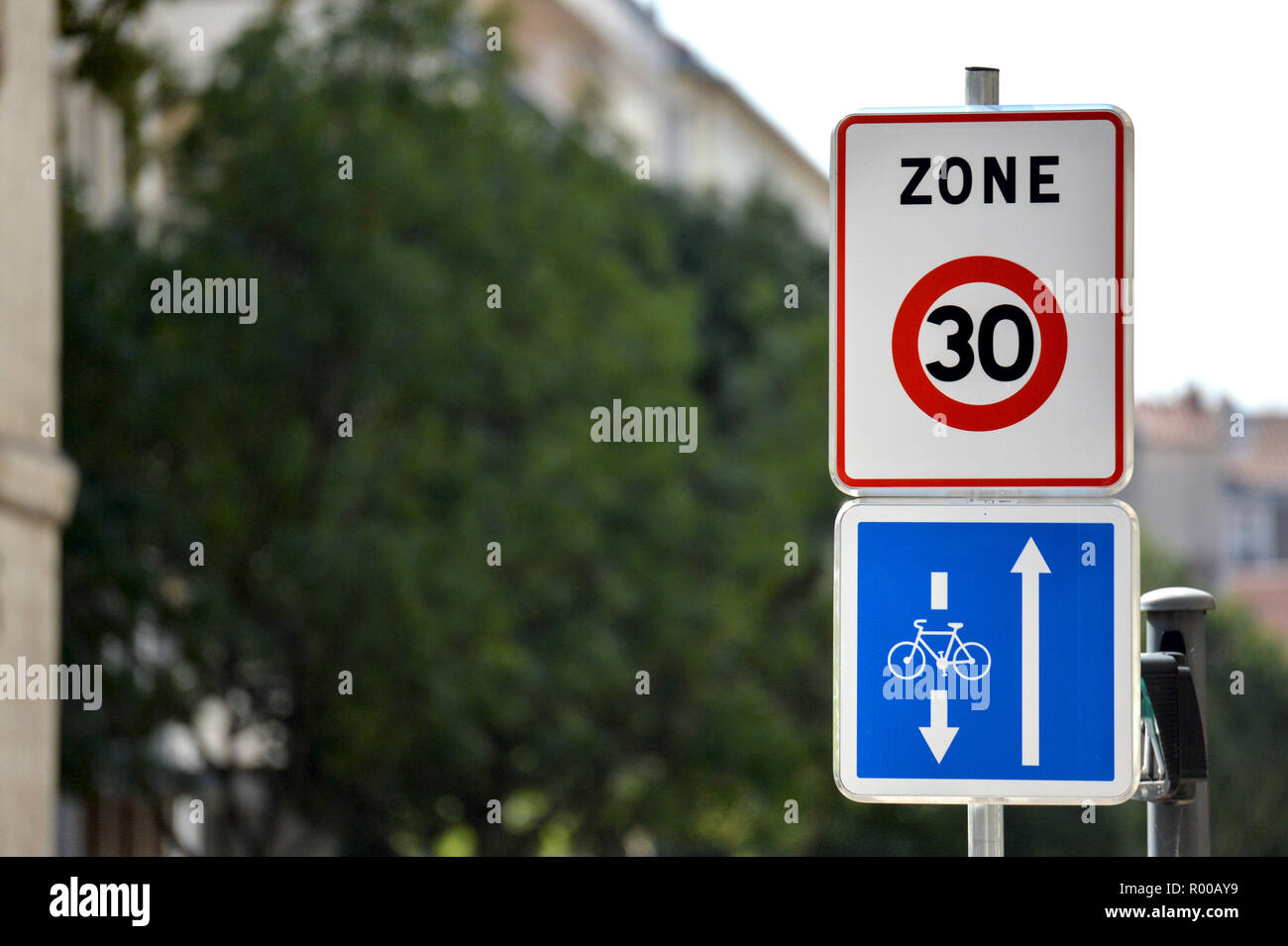 Lyon (sud-est de la France) : zone limitée à 30km/h au centre-ville de Lyon. Les panneaux d'interdiction et voie cyclable *** *** légende locale Banque D'Images