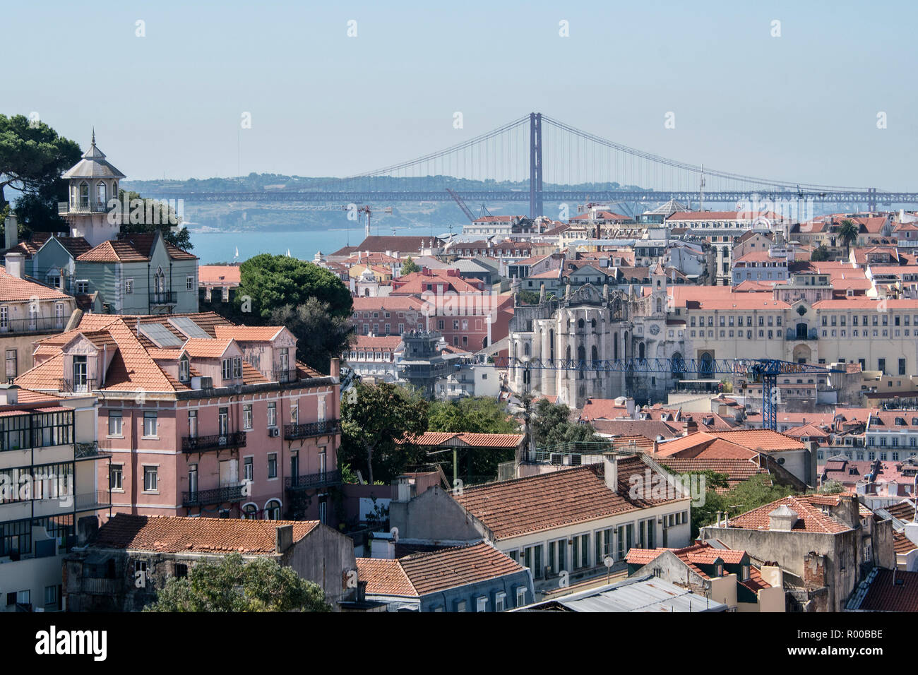 Vue sur le quartier de Baixa, le Tage et le pont suspendu de Avril 25 à partir de Miradouro Sophia de Mello Breyner Andresen, Lisbonne, Portugal Banque D'Images