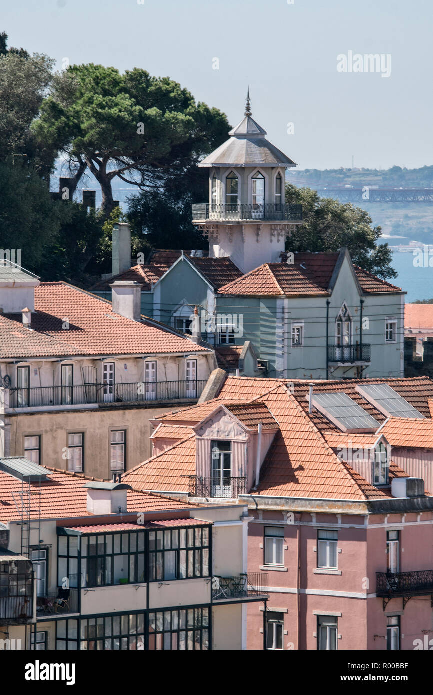 Vue de bâtiments de l'Miradouro Sophia de Mello Breyner Andresen vue dans le quartier d'Alfama, Lisbonne, Portugal. Banque D'Images