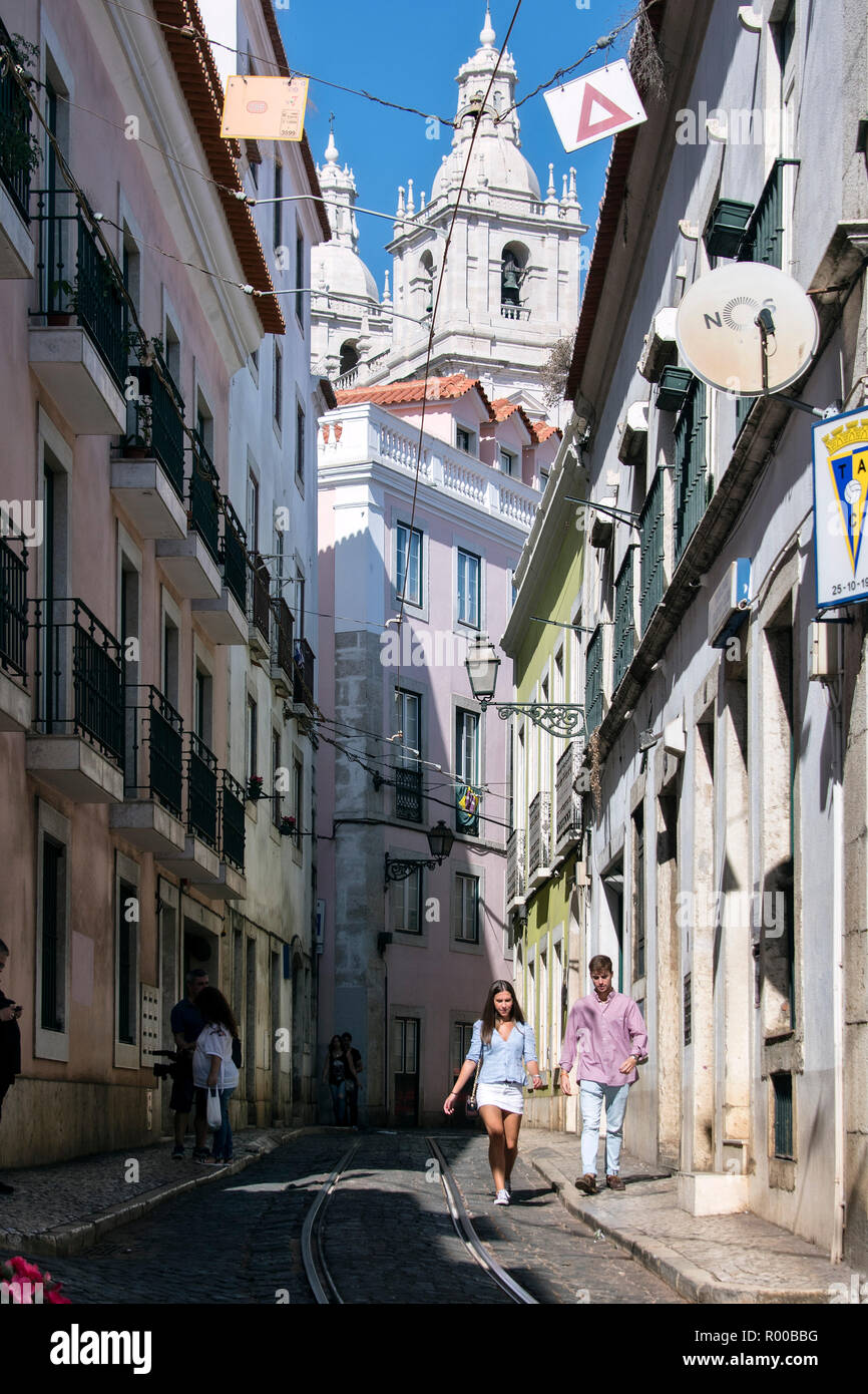 Street dans le quartier d'Alfama, Lisbonne, Portugal. Banque D'Images