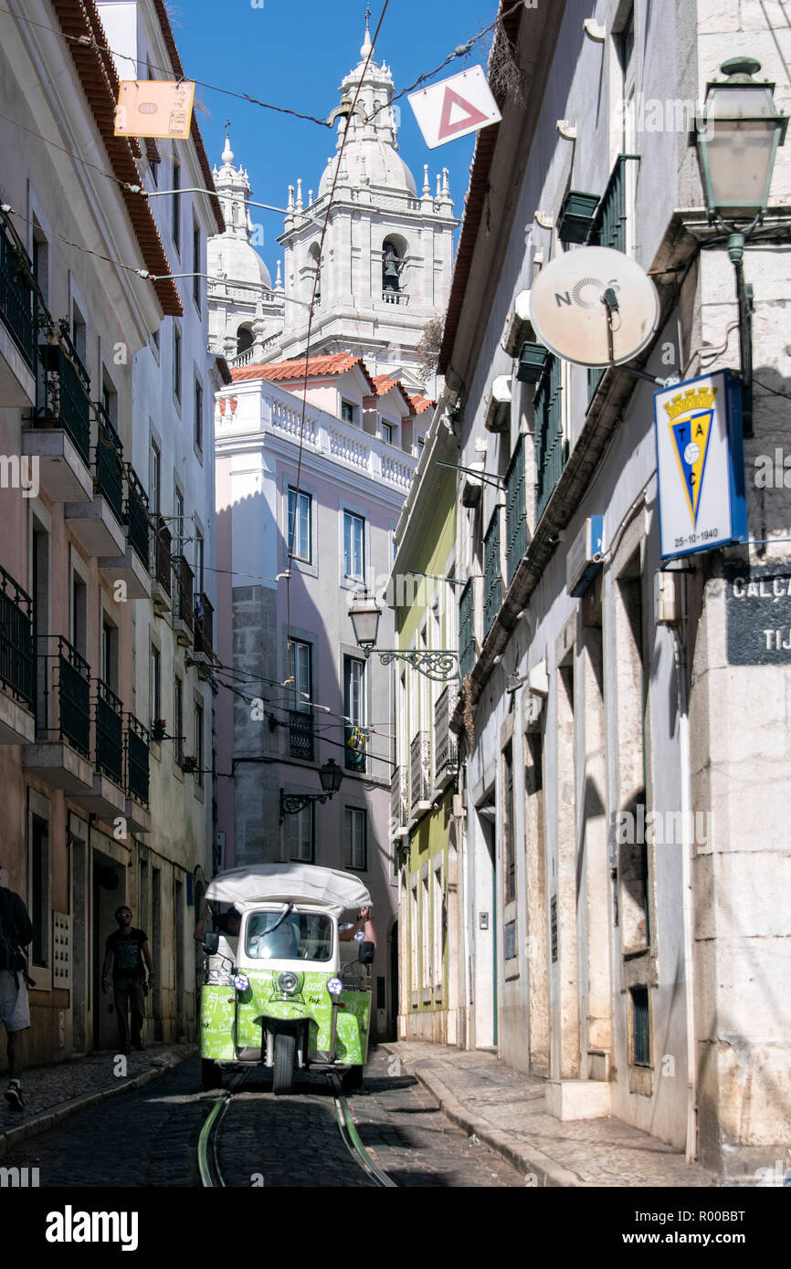 Touristen werden mit einer Autorikscha, Tuk Tuk durch die Strassen des Stadtteils Alfama gefahren, Lisboa, Portugal Banque D'Images