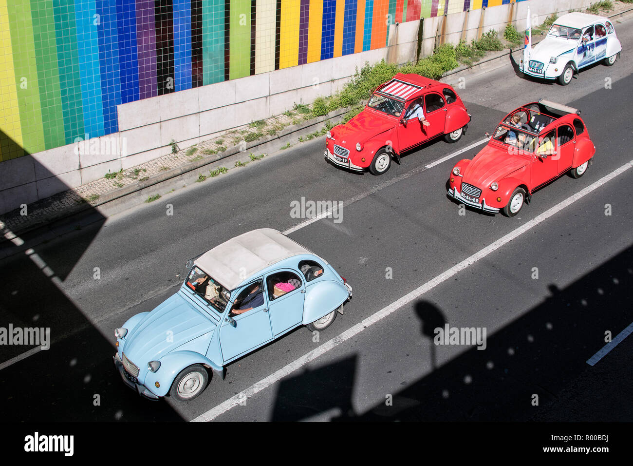 Defile De Citroen 2cv Colores Pour Marquer Le 70e Anniversaire De L Entreprise Lisbonne Portugal Photo Stock Alamy