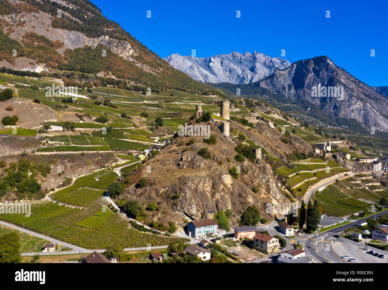 La colline du château de tours des ruines du château de Saillon, Saillon, Valais, Suisse Banque D'Images