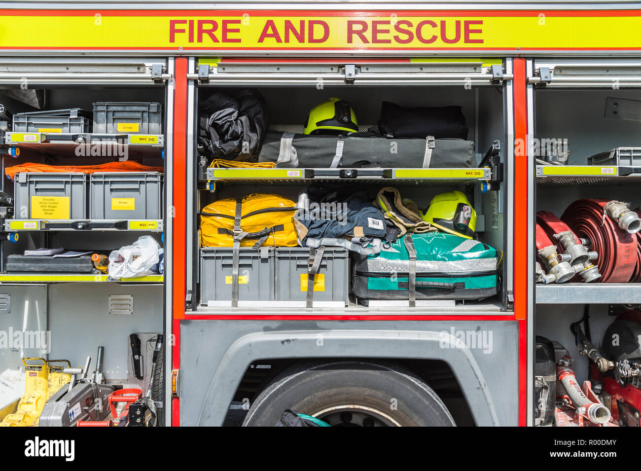 Service de secours et d'incendie fire compartiments moteur avec des équipements de lutte contre les incendies et de sauvetage des peuples Banque D'Images