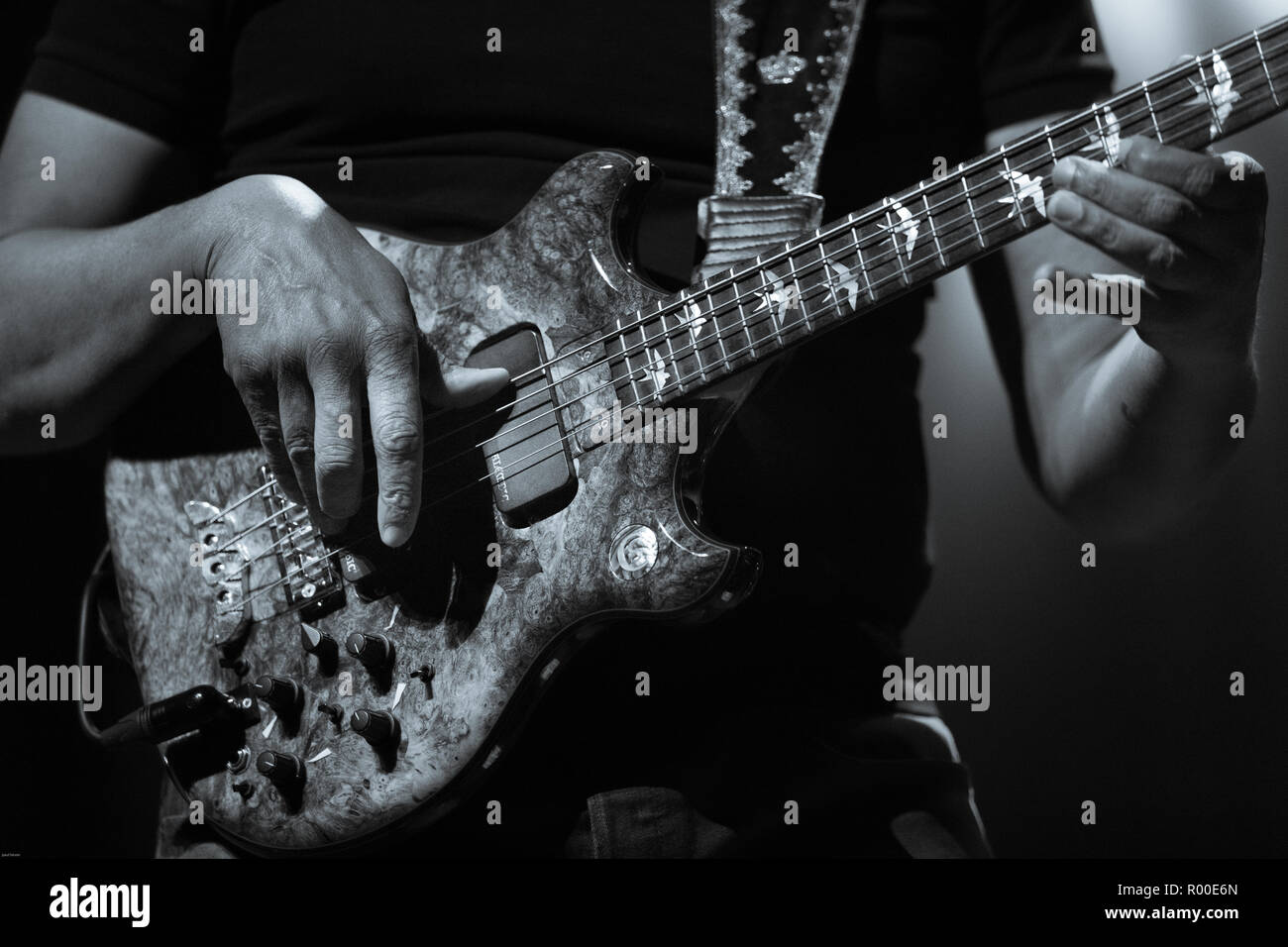 Stanley Clark jouer la guitare basse Alembic au cork jazz festival 2018 à l'everyman à Cork Irlande Banque D'Images